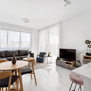 Superior One-Bedroom Apartment